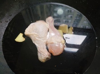 step1: 急凍雞腿先用淡鹽水浸半小時去雪味，再完全清洗乾淨。
 鍋內入水，放幾片姜片加1湯匙料理酒。大滾后放入雞腿煲2分鐘。熄火浸20分鐘至僅熟，