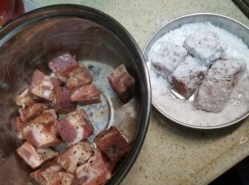 step2: 再將醃好的排骨入爐前沾滿生粉(此動作必須要在入爐前才做,否則會影響脆身效果)