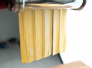 step5: 再來用寬的切麵器將麵皮切成<span class="group_1">麵條</span>。