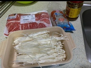 step1: 急凍火鍋肥牛解凍。金菇沖水洗淨，切去根部。粉絲用熱水浸軟。