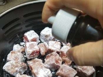 step3: 再將排骨排上氣炸鍋盤上,再噴油(如果冇噴油壺就可以用掃印上一層油)再用180度先氣炸6分鐘,反轉再氣炸多5-6分鐘(時間因應排骨大細而定)