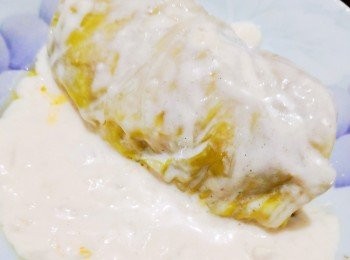 step2: （肉餡部份）先放油入鑊爆香蒜蓉紅蔥粒及莎樂美後加入免治猪肉略炒至 6, 7成熟取出撈入蛋白生粉香草，調味及芝士碎