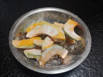 step11: 南瓜的製法相同 先切片／沾上麵粉