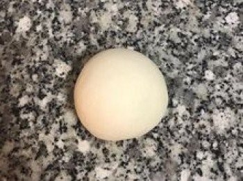 step3: 揉個5分鐘左右，讓麵糰均勻光滑。