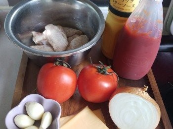 step1: <a href="https://bit.ly/3zHU5V3" target="_blank" data-keyword="雞翼" class="guide-link"><strong>雞翼</strong></a> <span style="display:inline-block;vertical-align:middle;margin-top:-3px;color:initial;border-radius:3px;padding:2px 3px;font-size:12px;line-height:14px;background:#87d300;color:#fff;">即買</span> 解凍沖洗乾淨用適量的胡椒粉、糖、鹽先醃。蕃茄洗淨切件。蒜略拍扁。洋蔥切條。