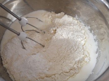 step3: 蛋糕做法：將雞蛋和糖用電動打蛋器打發三分鐘至濃稠. 加入牛奶和菜油，拌勻，再篩入麵粉和泡打粉，拌勻