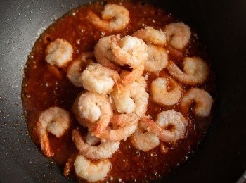 step3: 接著將蠔油、料酒、水下鍋煮滾後，放入步驟1的蝦仁翻炒、收汁。