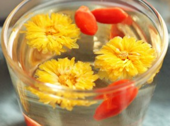 step2: 如果落冰糖就滾水時放，相反蜂蜜就等水溫降到60度放