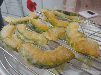 step14: 至金黃香脆便可撈起； 瀝乾油份。