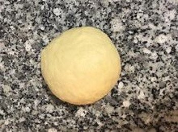 step5: 揉好後將<span class="group_2">麵糰</span>（表面不光滑沒關係喔～）用保鮮膜蓋起來，靜置放鬆10分鐘。