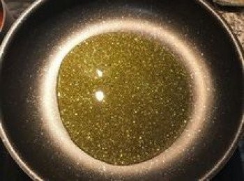 step8: 平底鍋放入比炒菜再多一點的優質鮮榨橄欖油，小火將油燒熱；