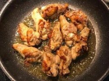 step11: 小雞腿也同樣的煎上色和煎熟；