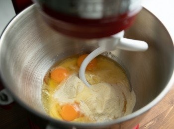 step1: 首先將<span class="group_1">麵條</span>的所有食材放入KITCHENAID桌上型攪拌機的鋼盆中。