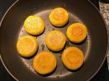 step14: 翻面後續煎一下，再倒入約3湯匙的油；