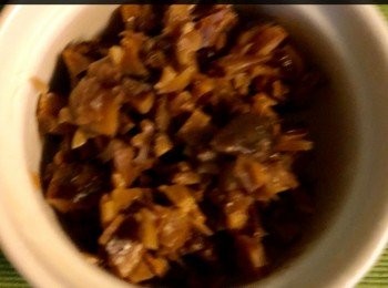 step2: 冬菇洗淨去蒂用熱水浸軟，浸軟後切粒以調料料醃好備用。