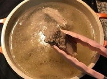 step7: 煮到排骨的骨頭已凸出；