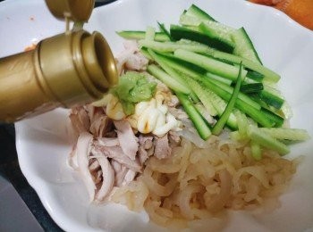 step5: 將青瓜絲，雞絲，海哲絲放于一大碗內。加入<span class="group_2">芥末醬</span>撈勻，