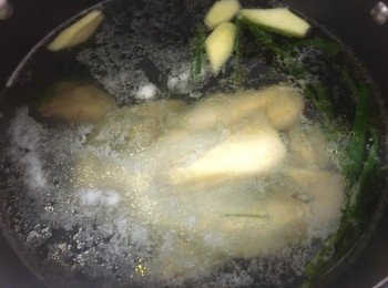 step3: 煲滾一鍋能蓋過雞的水，加入薑蔥，放雞滾起轉小火煮9分鐘，反轉煮7分鐘，熄火悶焗15分鐘。

小貼士：
可以牙籤刺雞脾，沒血水出便是熟了