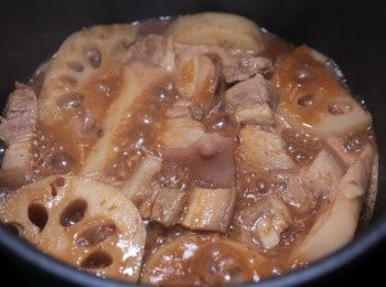 step2: 放入蓮藕及已調好味既醬料，最後加入冰糖