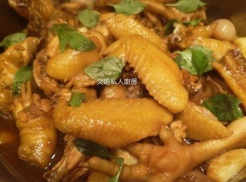 step5: 打開蓋再炒雞件，雞件熟透加入XO醬同炒，撒上九層塔即成。