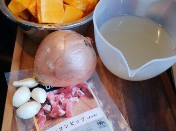 step1: 南瓜洗淨，去皮去籽。切成小塊 ; 蒜切粒 ; 洋蔥切塊 ;