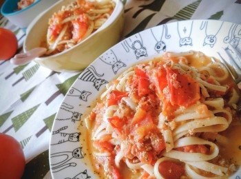 step1: 蕃茄洗淨切4-6件，洋葱切碎。免治牛肉補剁成蓉 [此時預留一份材料給妹] 其餘加入胡椒及油醃20分鐘。開火煮滾一鍋水，將意粉及通粉同時下。