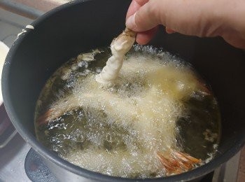 step8: 放進大約160度的油慢火炸熟