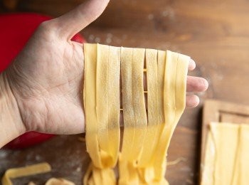 step6: <span class="group_1">麵條</span>吃不完的話可以放在通風處晾乾幾個小時後再分批放入冰箱保存喔。