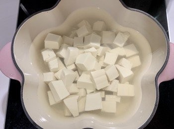 step3: 加入豆腐煲10分鐘，隔水放起。