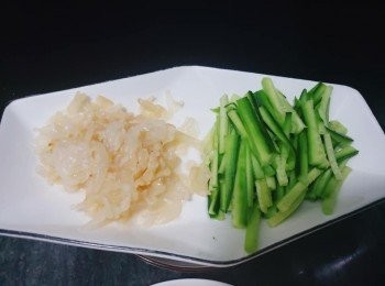 step4: 青瓜切絲，海哲用熱水浸洗后浸冰水2分鐘，瀝干水份備用。