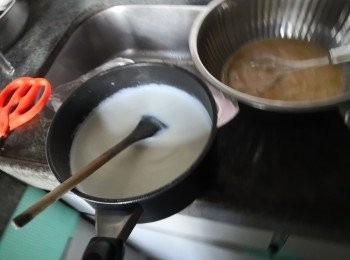 step2: 布丁的部份，先將與糖蛋撥均，沖己煮熱到80度的牛奶進去混和（慢慢著少冲進去）好後，將<span class="group_2">布丁液</span>過篩平均分配入10個 200ml瓶內