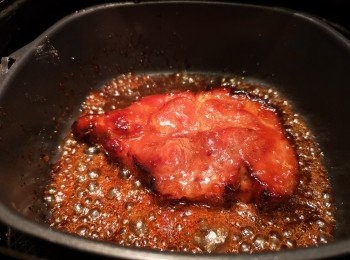 step4: 叉燒放在烤焗盤，將麥芽糖醬汁倒在叉燒面，再焗3分鐘後，再翻面再焗3分鐘，目測效果需不需要加時再焗。