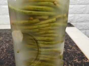 step2: 醃漬第三日，打開蓋放氣，會見到發酵氣泡，有少許酸味