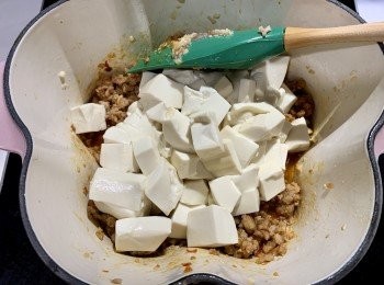 step6: 加入豆腐，適量水，麻油，豉油。