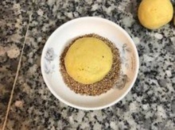 step12: ㄧ面沾上熟芝麻；