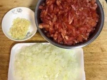 step3: 趁炒肉時，可以邊將蒜頭切末、洋蔥和蕃茄切小丁；
