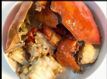 step2: 燒熱鑊加油，油滾後將蟹件小心放入鑊內，以中大火將蟹炸約6-8分鐘，直至蟹身呈乾及顏色轉為橙黃色便可取出。