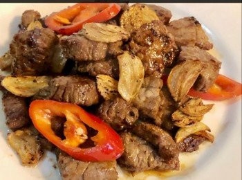 step6: 另熱加入油，放入牛柳粒以中高火，將牛柳粒煎香， 最後加入雞粉，蒜片和紅椒片，快手兜勻便成。



想知道我更多食譜，可去我Facebook 專頁。
https://m.facebook.com/carlineki/