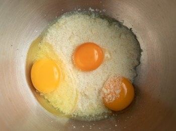 step10: 將起司、雞蛋、蛋黃均勻攪拌備用。