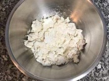 step2: 加入高筋麵粉，拌到沒有液體；