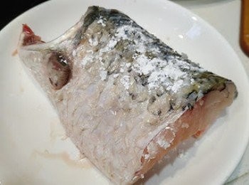 step4: 放少許鹽及粟粉到鯇魚兩邊