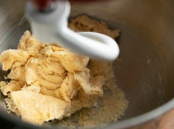 step2: 接著用低速攪拌均勻、成團。