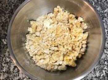 step4: 用攪拌棒拌到沒有液體後加入沙拉油；