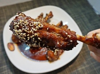 step5: 再加入豬脾拌勻，上碟後灑上芝麻，完成！