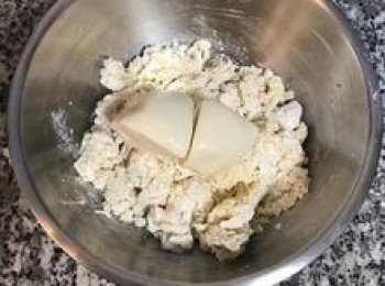 step2: 加入奶粉、高筋麵粉與低筋麵粉拌勻到沒有液體，再加入老麵，
老麵連結: https://cook1cook.com/recipe/47855