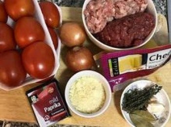 step1: 做這道肉醬可以自行選擇要用全牛絞肉或豬絞肉，又或者像漢子一樣用各半。照片中用的是兩份的<span class="group_1">食材</span>量；蕃茄要選擇熟透的較適合。蕃茄洗淨瀝乾。