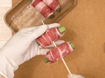 step2: 把秋葵用肥牛卷起成一串串