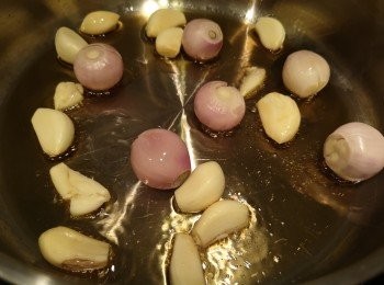 step1: 先用［<span class="group_2">醃料</span>］醃雞半小時，香料去皮和輕輕拍扁，熱鑊下麻油，油熱再爆香香料。