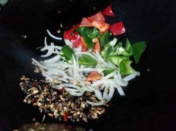 step5: 移一邊，再下青紅椒和洋蔥絲炒勻