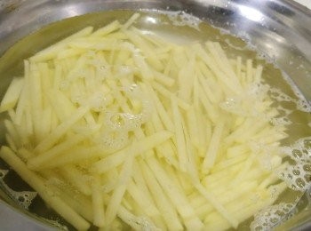 step2: 薯仔浸水，換三次水